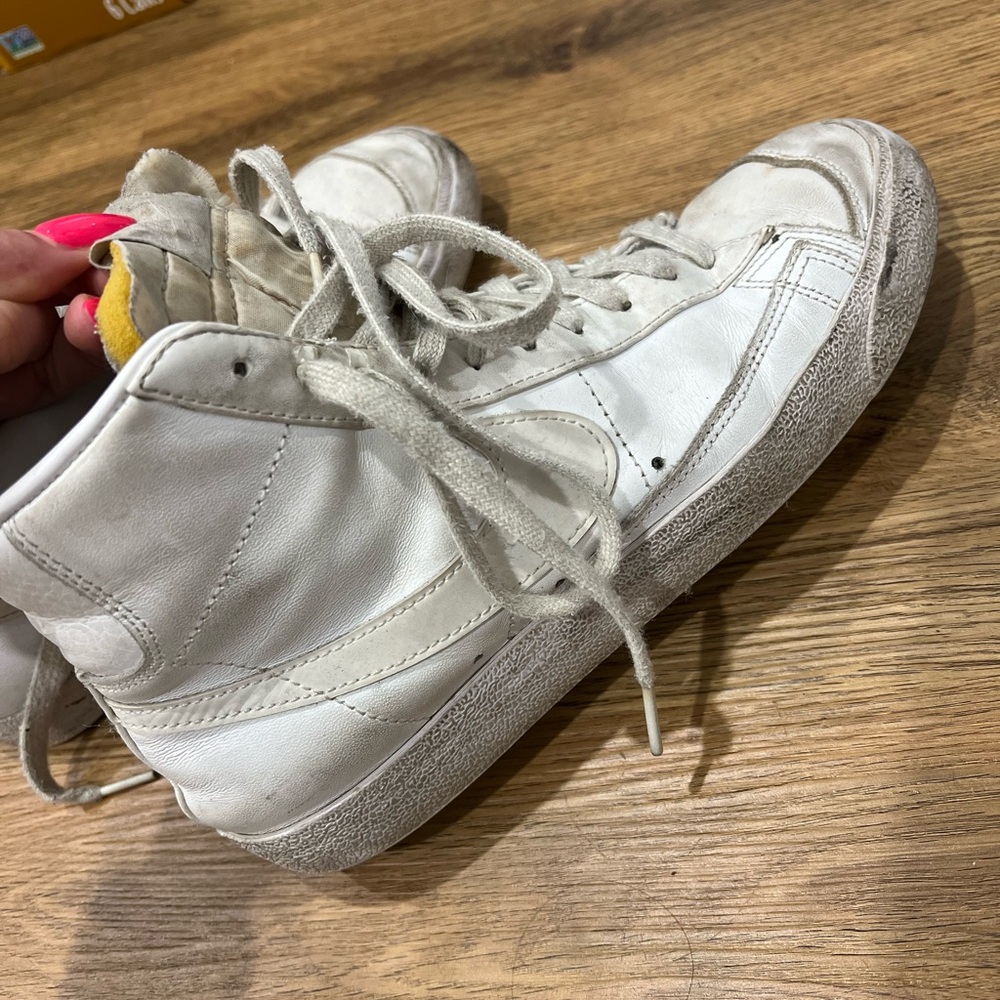 White Nike Blazers size 8.5. Haven’t tried cleaning